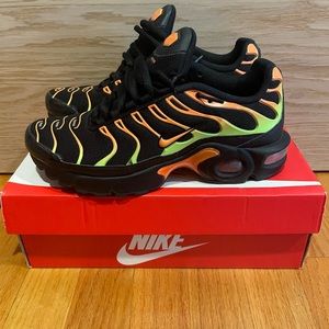 Air Max Plus Nike  black volt total orange